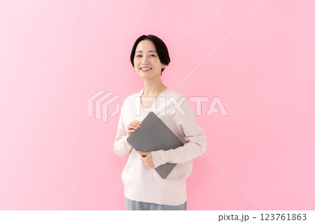 女性 パソコン 女性 パソコン 123761863