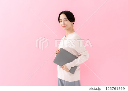 女性　パソコン 123761869