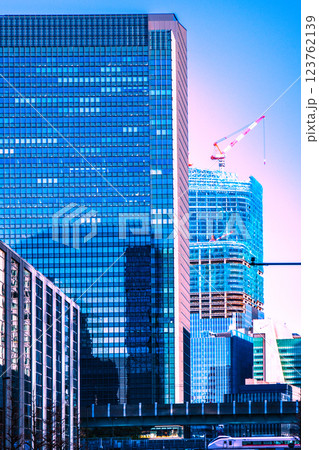 日本の東京都市景観　大手町の常盤橋タワーや日本橋一丁目再開発事業のクレーンなどを望む。ひたちの姿も 123762139