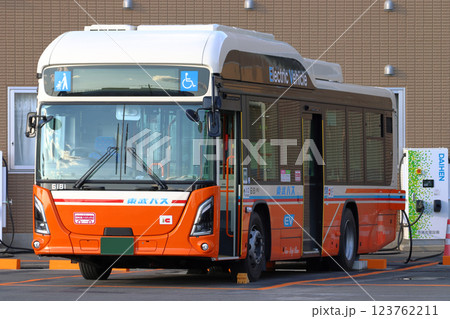 竹の塚車庫にて充電中の東武バス(最新型:いすゞ・エルガEV) 竹の塚車庫にて充電中の東武バス(最新型:いすゞ・エルガEV) 123762211