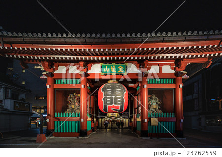 【東京都】浅草寺のライトアップ 【東京都】浅草寺のライトアップ 123762559