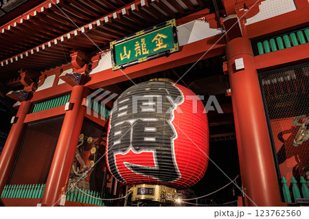 【東京都】浅草寺のライトアップ 123762560