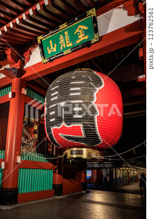 【東京都】浅草寺のライトアップ(縦写真) 【東京都】浅草寺のライトアップ(縦写真) 123762561