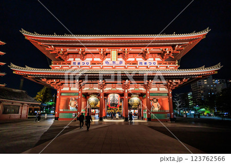【東京都】浅草寺のライトアップ 123762566