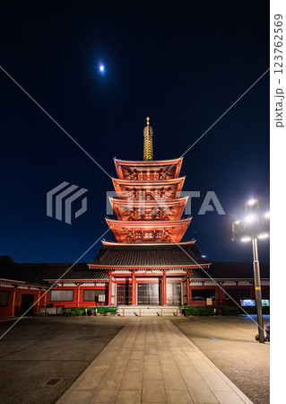 【東京都】浅草寺のライトアップ(縦写真) 【東京都】浅草寺のライトアップ(縦写真) 123762569