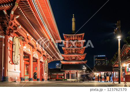 【東京都】浅草寺のライトアップ 【東京都】浅草寺のライトアップ 123762570