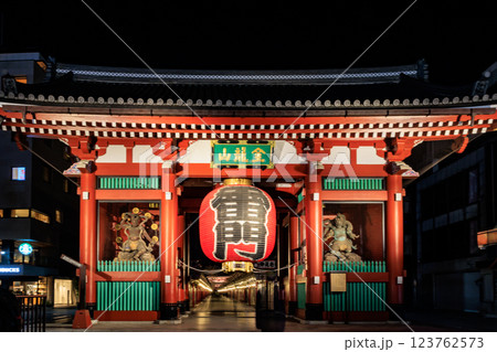 【東京都】浅草寺のライトアップ 123762573