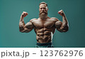 ポーズを決めるマッチョで初老の男性 123762976