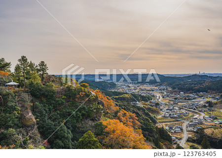 磐田市にある夕方の獅子ヶ鼻公園から見た景色と紅葉(静岡県) 123763405