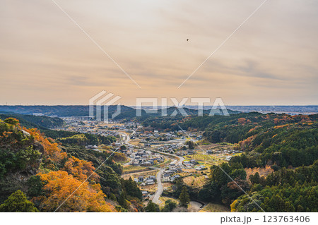 磐田市にある夕方の獅子ヶ鼻公園から見た景色と紅葉(静岡県) 磐田市にある夕方の獅子ヶ鼻公園から見た景色と紅葉(静岡県) 123763406