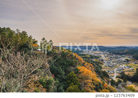 磐田市にある夕方の獅子ヶ鼻公園から見た景色と紅葉(静岡県) 123763409