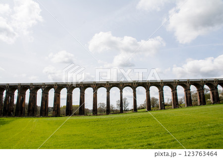 レンガ造りの歴史的な高架橋　ロンドンから南の郊外にあるオウズ渓谷にて 123763464