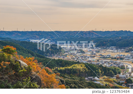 磐田市にある夕方の獅子ヶ鼻公園から見た景色と紅葉(静岡県) 磐田市にある夕方の獅子ヶ鼻公園から見た景色と紅葉(静岡県) 123763484
