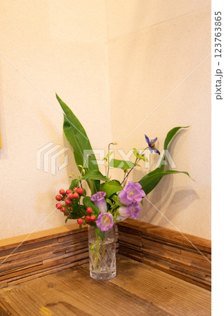 花瓶に生けられた花 花瓶に生けられた花 123763865