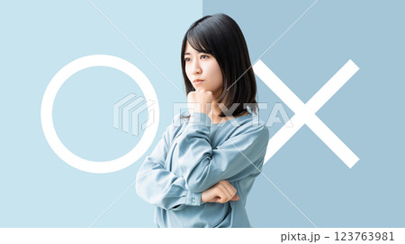 マルかバツか、どちらか考える女性 マルかバツか、どちらか考える女性 123763981