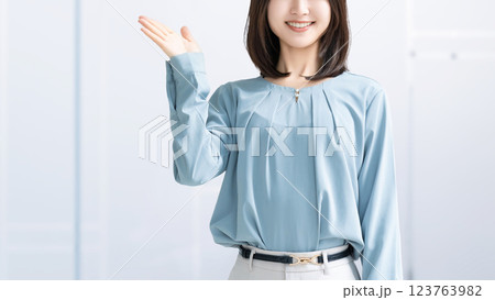 手で案内をする女性・ビジネスウーマン 手で案内をする女性・ビジネスウーマン 123763982