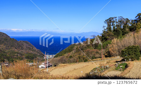 冬の駿河湾を望む富士山・南アルプスの石部の棚田 冬の駿河湾を望む富士山・南アルプスの石部の棚田 123765672