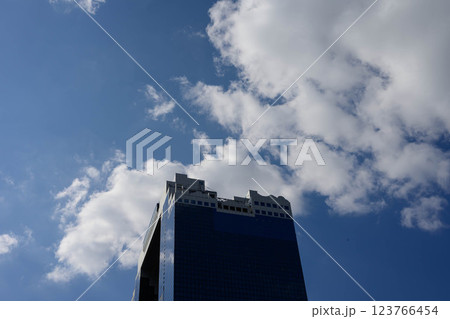 大阪梅田の高層ビル。青空と雲がビルのガラスと外壁に映り込む 123766454