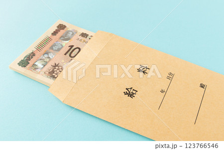 給料袋に入った一万円札　サラリー 123766546