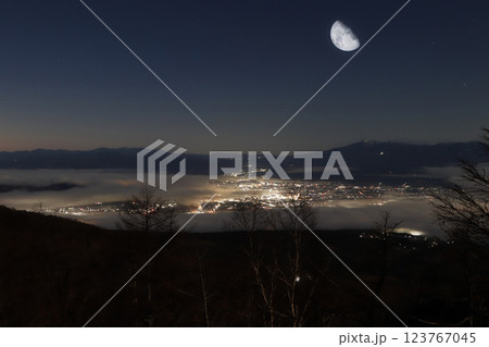雲海夜景と月 123767045