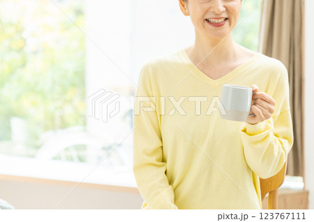 コーヒーカップを持つ女性 123767111