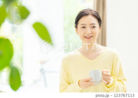 コーヒーカップを持つミドル女性 123767113