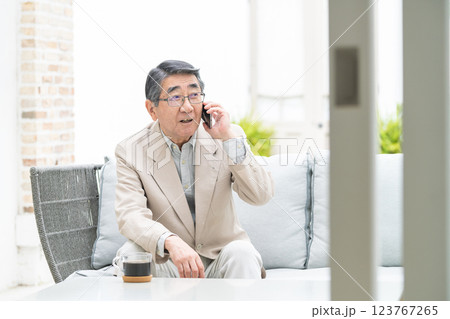 スマートフォンで会話するシニア男性 123767265
