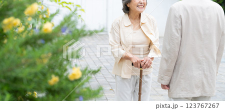 シニア夫婦　介護 123767267