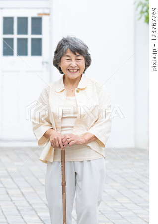 散歩するシニア女性 123767269