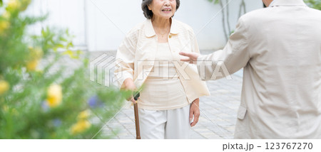 シニア夫婦 介護 シニア夫婦 介護 123767270