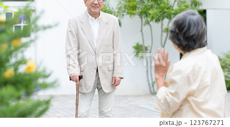 杖をついて歩くシニア夫婦 123767271