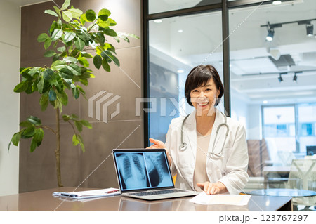 診察する女性医師 123767297