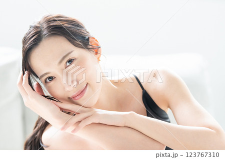 若い女性　ビューティーイメージ 123767310