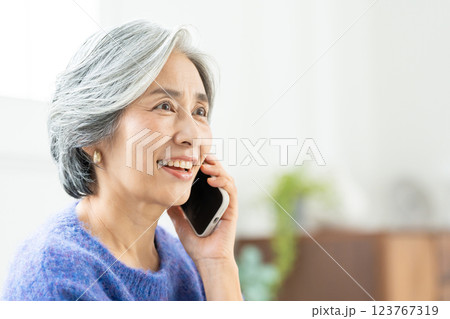 スマートフォンで通話するシニア女性 スマートフォンで通話するシニア女性 123767319