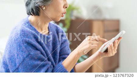 スマホを操作するシニア女性 スマホを操作するシニア女性 123767320