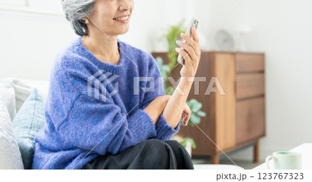 スマホを持つシニア女性 123767323