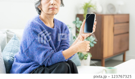 スマホを操作するシニア女性 123767325