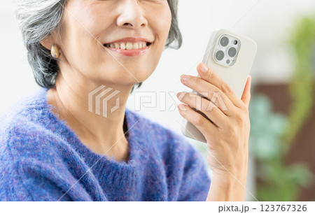 スマホを持つシニア女性 123767326