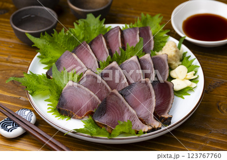 伝統のカツオのたたきと日本酒のある食卓 123767760