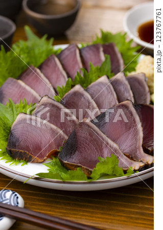 伝統のカツオのたたきと日本酒のある食卓 123767761