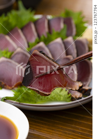 高知名物カツオのたたきを箸で持ち上げる瞬間 123767764