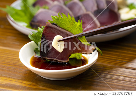 高知名物カツオのたたきを箸で持ち上げる瞬間 123767767