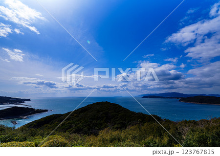早春の紀淡海峡 行き交う船と流れる雲 そして美しい夕焼け　日没前① 123767815