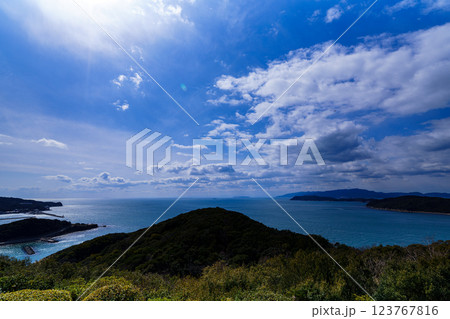 早春の紀淡海峡 行き交う船と流れる雲 そして美しい夕焼け 日没前② 早春の紀淡海峡 行き交う船と流れる雲 そして美しい夕焼け 日没前② 123767816