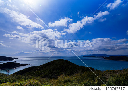 早春の紀淡海峡 行き交う船と流れる雲 そして美しい夕焼け　日没前③ 123767817