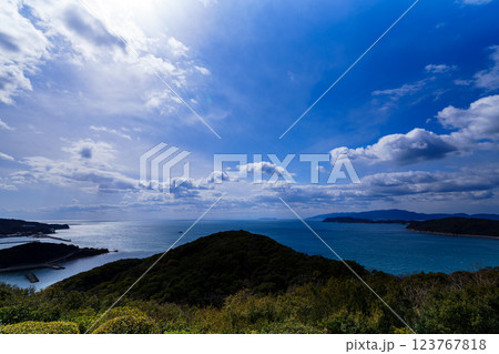 早春の紀淡海峡 行き交う船と流れる雲 そして美しい夕焼け　日没前➃ 123767818