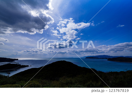 早春の紀淡海峡 行き交う船と流れる雲 そして美しい夕焼け 日没前⑤ 早春の紀淡海峡 行き交う船と流れる雲 そして美しい夕焼け 日没前⑤ 123767819