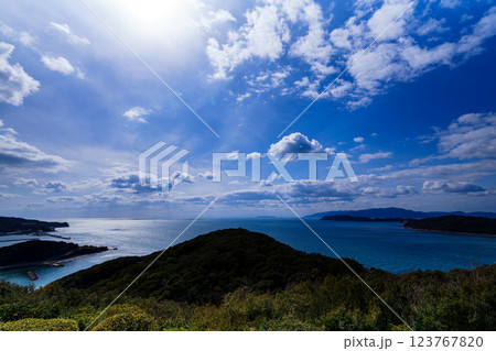 早春の紀淡海峡 行き交う船と流れる雲 そして美しい夕焼け　日没前➅ 123767820
