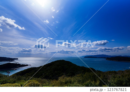 早春の紀淡海峡 行き交う船と流れる雲 そして美しい夕焼け　日没前⑦ 123767821