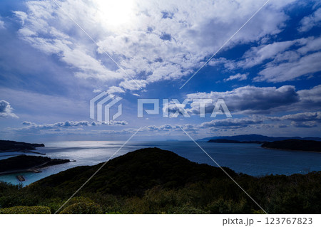 早春の紀淡海峡 行き交う船と流れる雲 そして美しい夕焼け 日没前⑨ 早春の紀淡海峡 行き交う船と流れる雲 そして美しい夕焼け 日没前⑨ 123767823